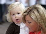Den Haag 27 september 2005
Prinses Maxima en Prinses Amalia bestellen de eerste kinderpostzegels op paleis noordeinde.