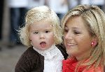 Den Haag 27 september 2005
Prinses Maxima en Prinses Amalia bestellen de eerste kinderpostzegels op paleis noordeinde.