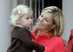 Den Haag 27 september 2005
Prinses Maxima en Prinses Amalia bestellen de eerste kinderpostzegels op paleis noordeinde.