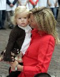 Den Haag 27 september 2005
Prinses Maxima en Prinses Amalia bestellen de eerste kinderpostzegels op paleis noordeinde.