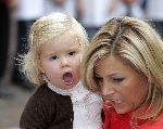 Den Haag 27 september 2005
Prinses Maxima en Prinses Amalia bestellen de eerste kinderpostzegels op paleis noordeinde.