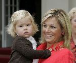 Den Haag 27 september 2005
Prinses Maxima en Prinses Amalia bestellen de eerste kinderpostzegels op paleis noordeinde.