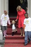Den Haag 27 september 2005
Prinses Maxima en Prinses Amalia bestellen de eerste kinderpostzegels op paleis noordeinde.