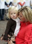 Den Haag 27 september 2005
Prinses Maxima en Prinses Amalia bestellen de eerste kinderpostzegels op paleis noordeinde.