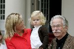 Den Haag 27 september 2005
Prinses Maxima en Prinses Amalia bestellen de eerste kinderpostzegels op paleis noordeinde.