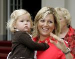 Den Haag 27 september 2005
Prinses Maxima en Prinses Amalia bestellen de eerste kinderpostzegels op paleis noordeinde.