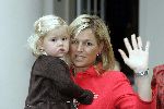 Den Haag 27 september 2005
Prinses Maxima en Prinses Amalia bestellen de eerste kinderpostzegels op paleis noordeinde.