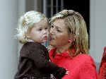 Den Haag 27 september 2005
Prinses Maxima en Prinses Amalia bestellen de eerste kinderpostzegels op paleis noordeinde.