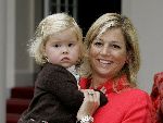 Den Haag 27 september 2005
Prinses Maxima en Prinses Amalia bestellen de eerste kinderpostzegels op paleis noordeinde.