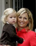 Den Haag 27 september 2005
Prinses Maxima en Prinses Amalia bestellen de eerste kinderpostzegels op paleis noordeinde.
