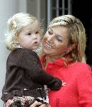 Den Haag 27 september 2005
Prinses Maxima en Prinses Amalia bestellen de eerste kinderpostzegels op paleis noordeinde.