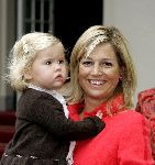 Den Haag 27 september 2005
Prinses Maxima en Prinses Amalia bestellen de eerste kinderpostzegels op paleis noordeinde.