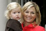 Den Haag 27 september 2005
Prinses Maxima en Prinses Amalia bestellen de eerste kinderpostzegels op paleis noordeinde.
