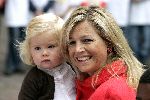 Den Haag 27 september 2005
Prinses Maxima en Prinses Amalia bestellen de eerste kinderpostzegels op paleis noordeinde.