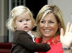 Den Haag 27 september 2005
Prinses Maxima en Prinses Amalia bestellen de eerste kinderpostzegels op paleis noordeinde.