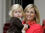 Den Haag 27 september 2005
Prinses Maxima en Prinses Amalia bestellen de eerste kinderpostzegels op paleis noordeinde.