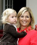 Den Haag 27 september 2005
Prinses Maxima en Prinses Amalia bestellen de eerste kinderpostzegels op paleis noordeinde.