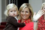 Den Haag 27 september 2005
Prinses Maxima en Prinses Amalia bestellen de eerste kinderpostzegels op paleis noordeinde.