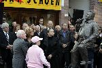 Amsterdam 23 september 2005
Onthulling beeld van Andre Hazes op zijn eerste sterfdag.
 Rachel Hazes  Dre Hazes Roxanne Hazes enJohnny Kraaykamp sr