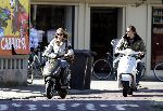 Amsterdam 17 september 2005
Winston Gerschtanowitz en Renate Verbaan op vespa scooters in Amsterdam
