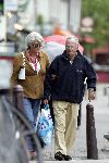 Amsterdam 16 september 2005
Rijk de Gooyer boodschappen doen met zijn vriendin Nel.