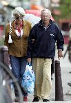 Amsterdam 16 september 2005
Rijk de Gooyer boodschappen doen met zijn vriendin Nel.