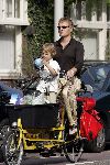 Amsterdam 10 september 2005
Roef Ragas met zijn zoontje op bakfiets