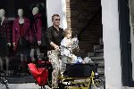 Amsterdam 10 september 2005
Roef Ragas met zijn zoontje op bakfiets
