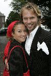 Aarle Rixtel 20 augustus 2005
Trouwen Nienke Romer met Frederik Brom.
Katja Schuurman met hoofddoekje en Thijs Romer