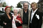 Aarle Rixtel 20 augustus 2005
Trouwen Nienke Romer met Frederik Brom.
Piet Romer met zijn vrouw en Katja Schuurman en Thijs Romer
