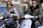 Amsterdam 17 september 2005
Winston Gerschtanowitz en Renate Verbaan op vespa scooters in Amsterdam