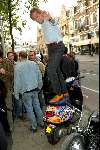 Amsterdam 11 september 2003
Opening vespa winkel in amsterdam op v baerlestraat
Jort Kelder op scooter