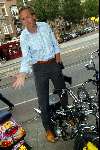 Amsterdam 11 september 2003
Opening vespa winkel in amsterdam op v baerlestraat
Jort Kelder op scooter