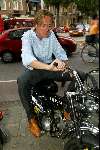 Amsterdam 11 september 2003
Opening vespa winkel in amsterdam op v baerlestraat
Jort Kelder op scooter