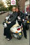 Amsterdam 11 september 2003
Opening vespa winkel in amsterdam op v baerlestraat
Ellemieke Vermolen met gebroken enkel en Josefine v Asdonk op scooter