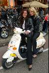 Amsterdam 11 september 2003
Opening vespa winkel in amsterdam op v baerlestraat
Ellemieke Vermolen met gebroken enkel en Josefine v Asdonk op scooter
