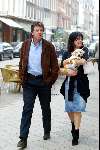 Amsterdam 19 september 2003
Robert ten Brink met zijn vrouw Roosje en hun hondje lou lou wandelend op de pc hooftstraat