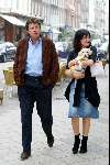 Amsterdam 19 september 2003
Robert ten Brink met zijn vrouw Roosje en hun hondje lou lou wandelend op de pc hooftstraat