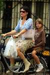 Amsterdam 15 september 2003
Roos ten Brink met dochter op fiets