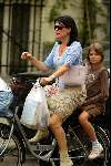 Amsterdam 15 september 2003
Roos ten Brink met dochter op fiets