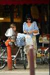 Amsterdam 15 september 2003
Roos ten Brink met dochter op fiets