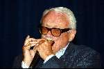 Amsterdam 16 september 2003
Feest 80e verjaardag appie baantjer in hotel Krasnapolsky
Toots Tielemans spelend op zijn mondharmonica