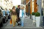 Amsterdam 17 september 2003
Vivian Reys met moeder en  hondje