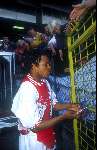 Edgar Davids deelt handtekeningen uit aan jeugdige fans 1996