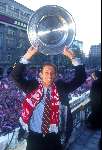 Edwin v d Sar met de kampioensschaal van 1996 op het Leidse Plein in Amsterdam