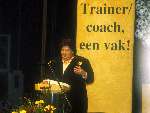 Erica Terpstra met een vergadering van de Trainer/Coach Betaald Voetbal