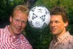 18 April 1990 Ronald Koeman en Erwin Koeman als coulomnnisten voor Aktueel Wereldkampioenschap in Italie