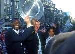 Finidi George Louis v Gaal en Edgar Davids met de kampioensschaal op het Leidse Plein in amsterdam