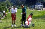 Frank Arnesen samen met Hans Westerhof op de golfbaan Crossmoor in Weert om een rondje te golfen