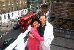 Frederik de Groot met zijn tweede vrouw op het dakterras in Londen met achtergrond Dubbeldekker
